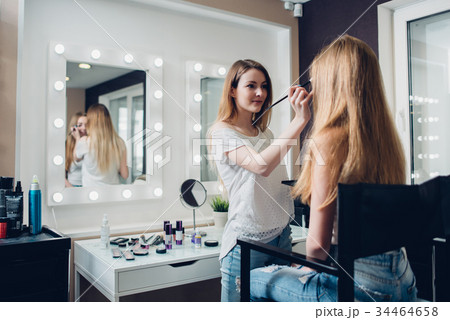 Caucasian beautician wearing casual clothes 34464658