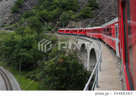 スイス・ブルージオ橋を渡るレーティッシュ鉄道 / Brusio Viaduct, Swiss スイス・ブルージオ橋を渡るレーティッシュ鉄道 / Brusio Viaduct, Swiss 34466367