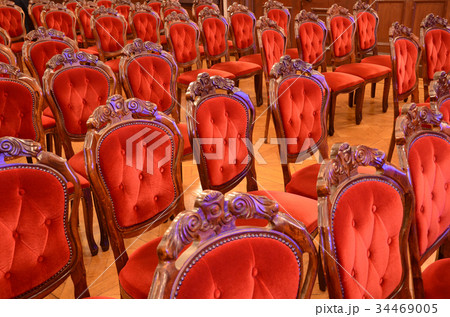 年代物の赤い天鵞絨椅子 34469005