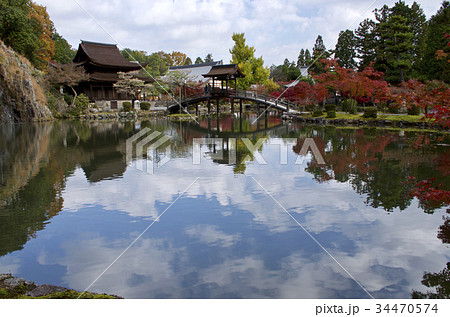 紅葉の虎渓山永保寺　国宝観音堂と無際橋 34470574