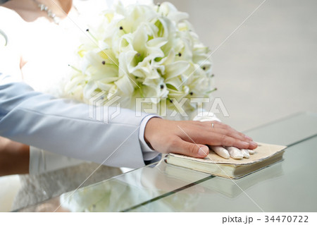 結婚式 祈る二人の手元 34470722