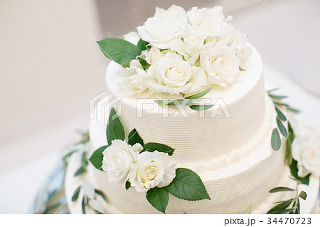 ウェディングケーキ バラケーキ装花の写真素材