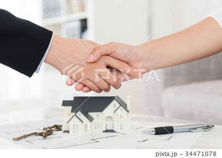 house agent successfully selling building scheme 34471078