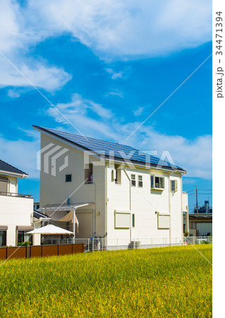 郊外の新築住宅 34471394