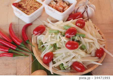 Spicy papaya salad is delicious ,thai food. 34471993