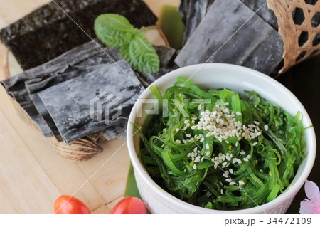 Seaweed salad is delicious and dries seaweed. 34472109