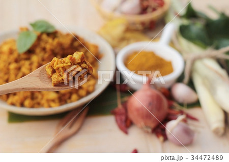 Roast chicken curry with spicy is delicious. 34472489