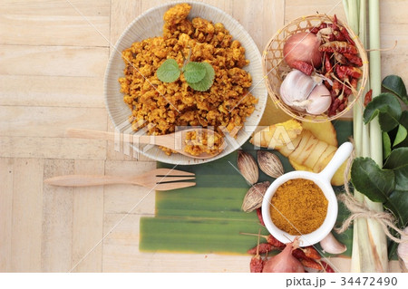 Roast chicken curry with spicy is delicious. 34472490