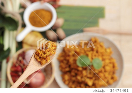 Roast chicken curry with spicy is delicious. 34472491