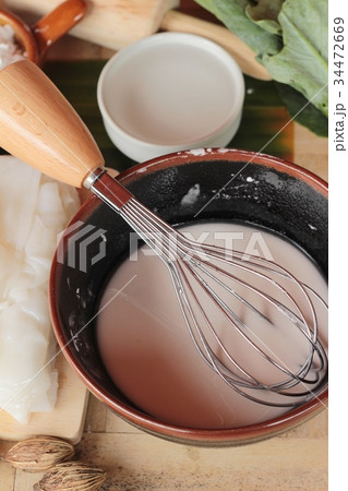 Making rice noodle flat on wood background. 34472669