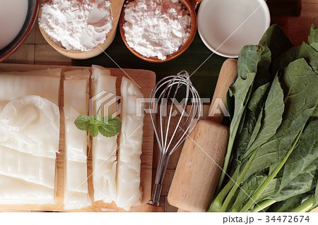 Making rice noodle flat on wood background 34472674