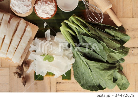 Making rice noodle flat on wood background. 34472678