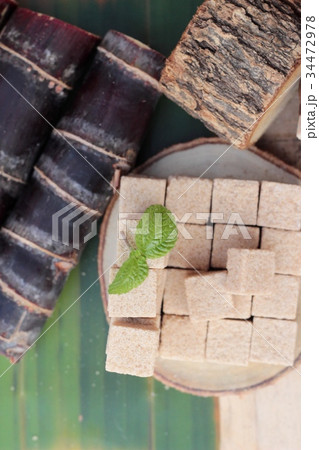 Brown sugar cubes is organic and cane. 34472978