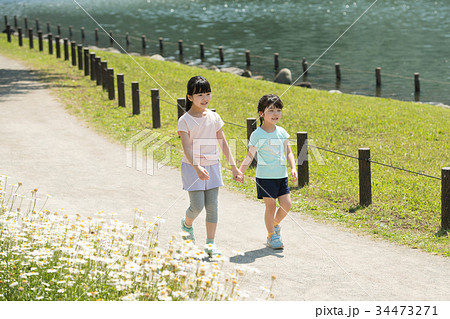 子供 ジョギング 小学生 女の子 スポーツ イメージの写真素材
