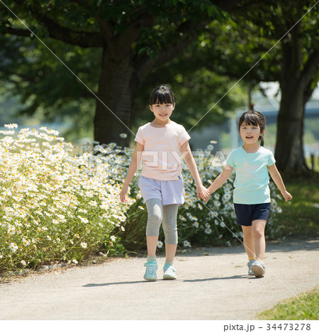 子供 ジョギング 小学生 女の子 スポーツ イメージの写真素材