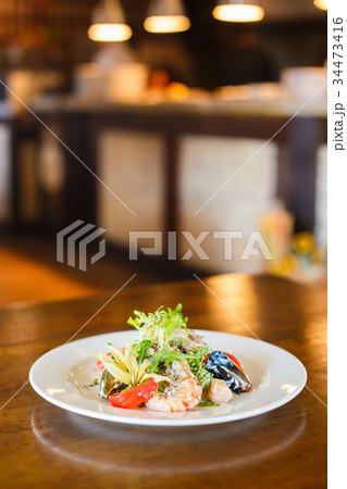 The vertical side view of the seafood salad 34473416
