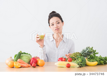 野菜ジュースを飲む女性 34473746