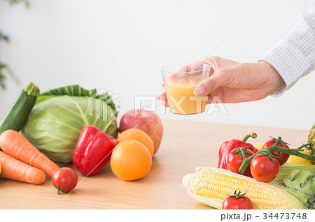 野菜ジュースを飲む女性 手元 34473748