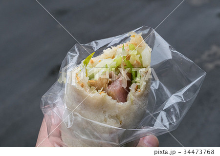Taiwan spring roll at food street market in Taipei 34473768