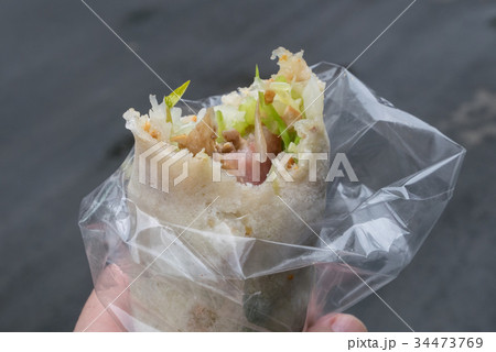 Taiwan spring roll at food street market in Taipei 34473769