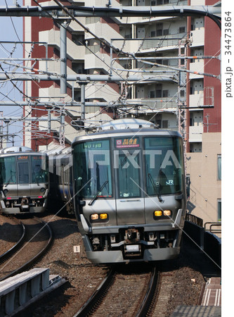 大阪環状線寺田町駅付近で行き交う電車 34473864