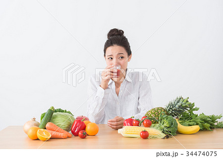 トマトジュースを飲む女性 34474075