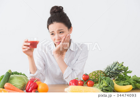 トマトジュースを飲む女性 トマトジュースを飲む女性 34474093