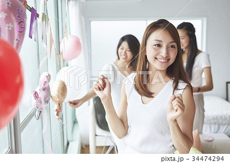 お祝いパーティの準備 お祝いパーティの準備 34474294