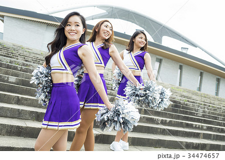 チアリーディング　笑顔　ポーズ 34474657