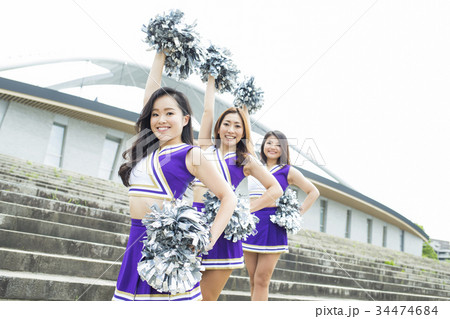 チアリーディング　笑顔　ポーズ 34474684