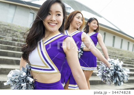 チアリーディング　笑顔　ポーズ 34474828