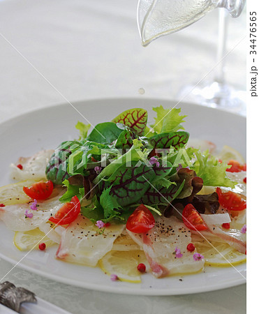 Drop of dressing sauce and sea bream carpaccio 34476565