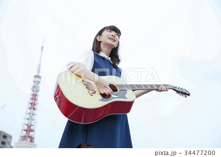 Yoko 油彩画 ギターを弾く女性 Yoko 油彩画 ギターを弾く女性 - メルカリ