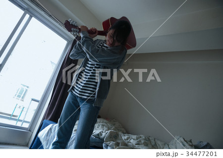 ギターを壊す女性 34477201