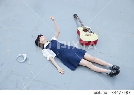 ギターと女性 34477203