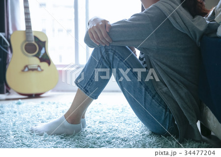 ギターと女性 34477204