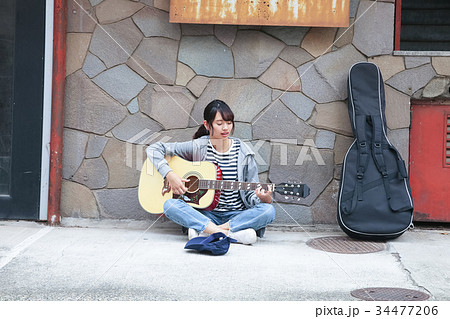 ストリートミュージシャン 女性 ストリートミュージシャン 女性 34477206