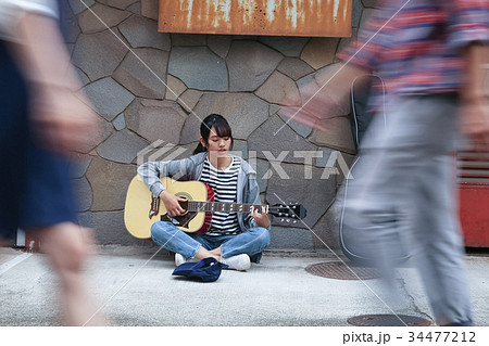 ストリートミュージシャン 女性の写真素材 [34477212] - PIXTA