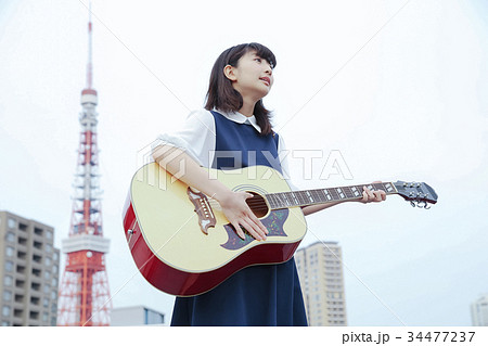 ギターを弾く女性 ギターを弾く女性 34477237