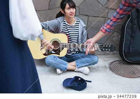 ストリートミュージシャン　女性 34477239
