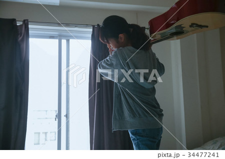 ギターを壊す女性 ギターを壊す女性 34477241