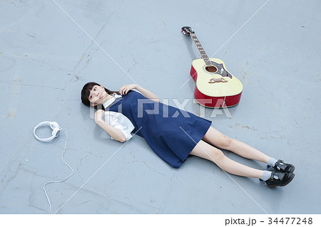 ギターと女性 34477248