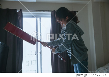 ギターを壊す女性 ギターを壊す女性 34477253