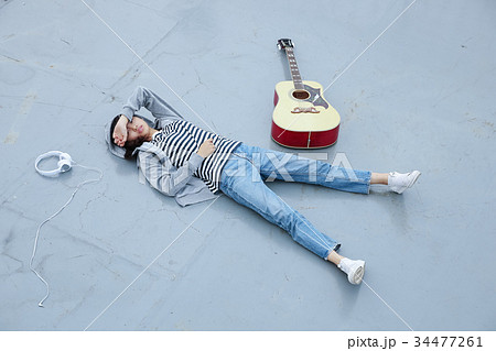 ギターと女性 34477261