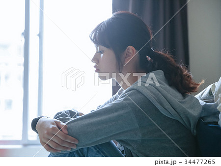 部屋でくつろぐ女性 34477265