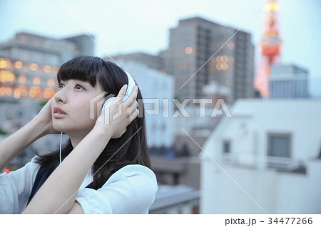 東京タワーと女性 34477266