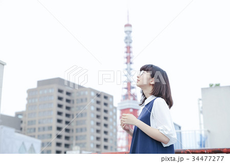 東京タワーと女性 34477277