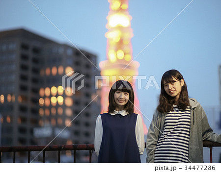 東京タワーと女性 34477286