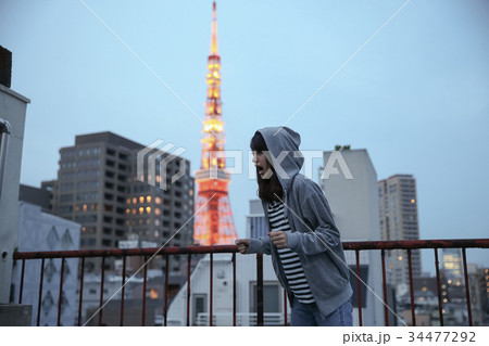 叫んでいる女性 叫んでいる女性 34477292