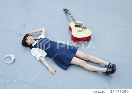 ギターと女性 ギターと女性 34477296